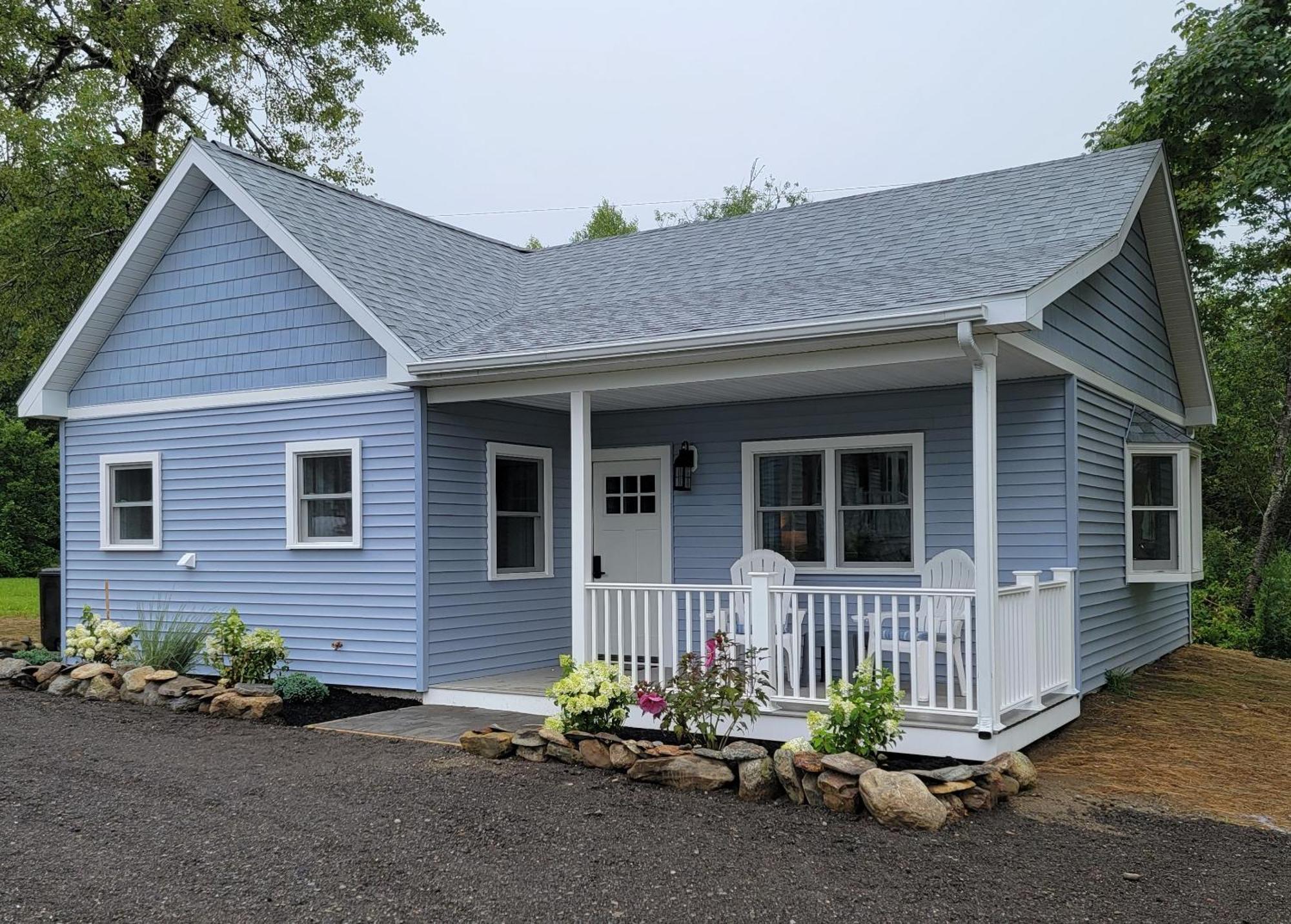 Colonial Gables Oceanfront Village Belfast Room photo