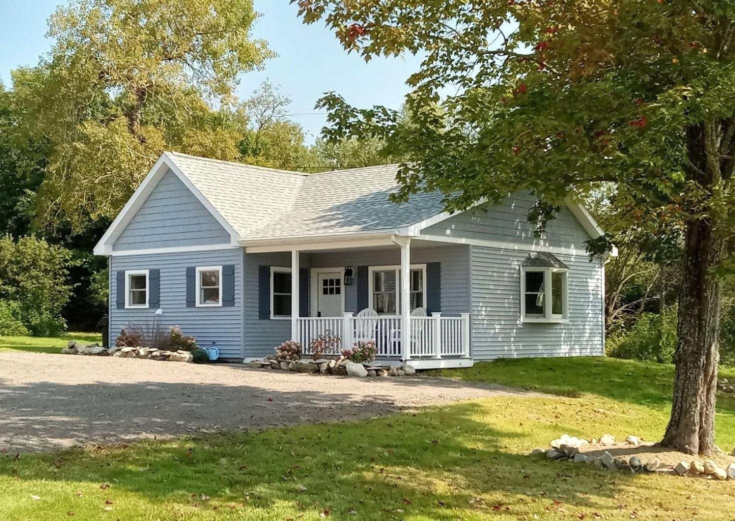 Colonial Gables Oceanfront Village Belfast Room photo